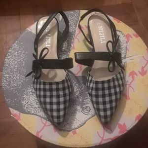 Trendy gingham flat shoes.